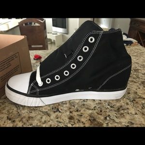 Men’s Heely’s size 11 BRAND NEW!